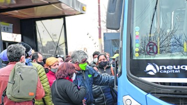 El transporte público sigue sin poder ordenarse. Las distancia social recomendada es una materia pendiente en las paradas. Foto: Florencia Salto