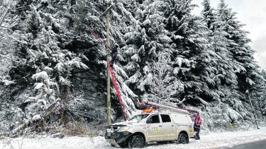 Tareas de trabajadores de la CEB bajo un clima hostil. Hay que salir a cumplir con los asociados. Foto: Alfredo Leiva