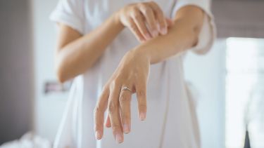 Brotes frecuentes, picazón intensa, irritación, dolor, enrojecimiento, costras e infecciones son algunos de los síntomas.