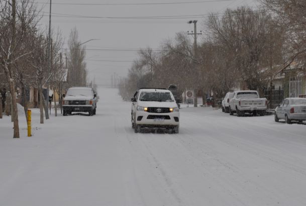 El tránsito en la ciudad es escasa. La nieve y el cordón sanitario mantiene a la mayoría de los vecinos en sus hogares. (foto: José Mellado)