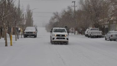 El tránsito en la ciudad es escasa. La nieve y el cordón sanitario mantiene a la mayoría de los vecinos en sus hogares. (foto: José Mellado)