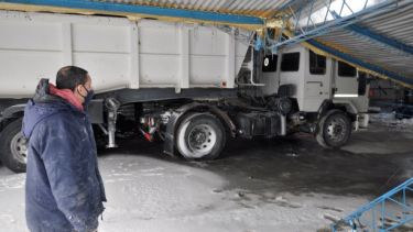 Uno de los camones también quedó bajo los hierros retorcidos. (Foto: José Mellado)