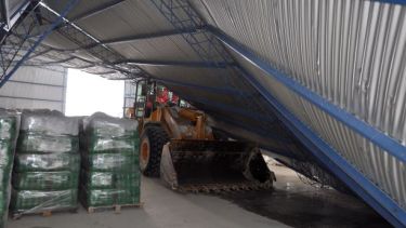 Una palacargadora quedó sepultada en el interior de uno de los galpones. (Foto: José Mellado)