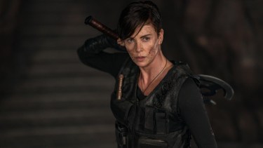 Charlize Theron es una heroína de acción que no usa la sexualidad para brillar.