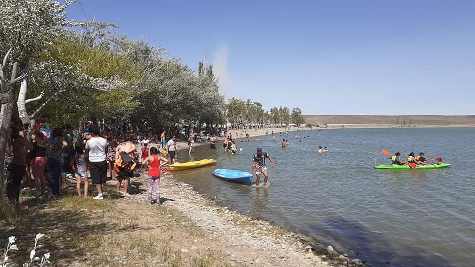 En verano, la laguna Ñe Luan es un lugar muy concurrido por los maquinchenses. (Foto: gentileza)