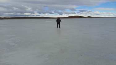 Claudio Quinteros, un vecino de Maquinchao camino sobre las aguas congeladas de la laguna Ñe Luan (Foto: Claudio Quinteros)