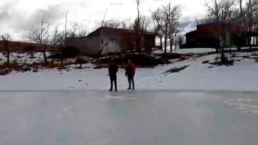 Vecinos de Maquinchao visitaron este fin de semana el espejo de agua ubicado a 32 kilómetros al sur. (Foto: Gentileza)