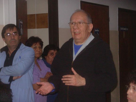 Mario Del Carpio en el hospital "Dr. Rogelio Cortizo",  junto a sus compañeros de trabajo. (Foto: José Mellado)