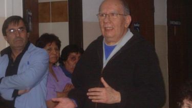 Mario Del Carpio en el hospital "Dr. Rogelio Cortizo",  junto a sus compañeros de trabajo. (Foto: José Mellado)