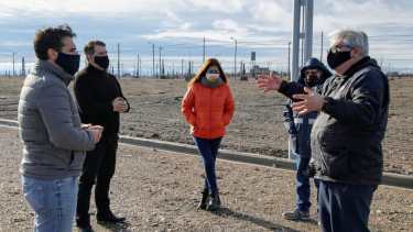 El diputado nacional recorrió este martes la urbanización del foro de la meseta junto a Sergio Rodríguez y Lorena Troncoso. (Prensa Diputado nacional Darío Martínez)
