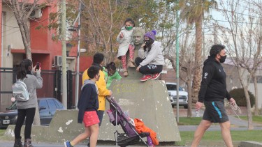 Mañana los menores de  años y los adultos mayores de  años podrán salir a pasear.