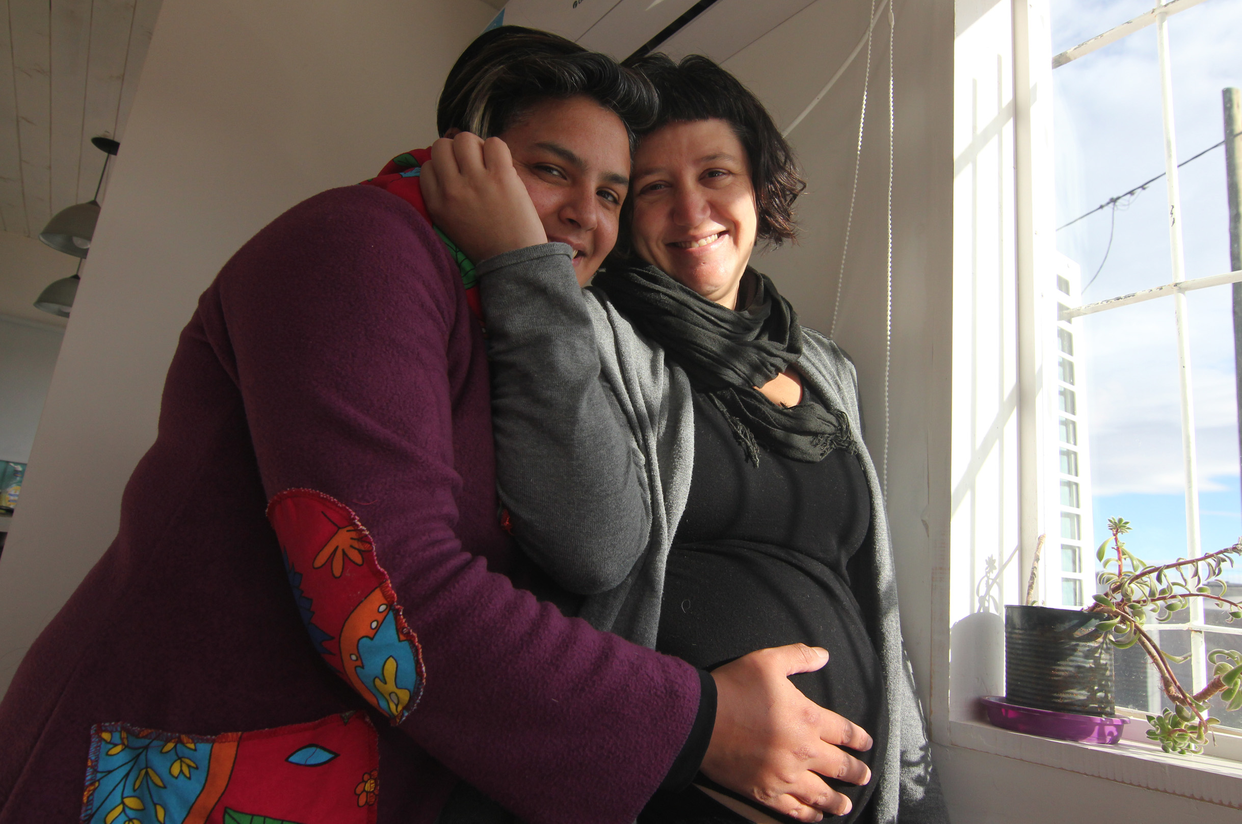 Lucía es docente de comunicación visual y Vanesa de primaria. Esperan la llegada de Pedro, su primer hijo, que nacerá en agosto. Foto Oscar Livera.