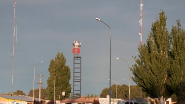 El ingreso a la localidad de Picún Leufú. Foto: Juan Thomes