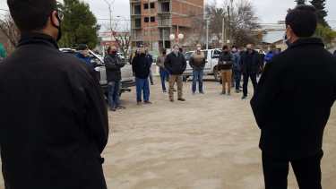 Productores frutícolas de Regina se movilizaron hasta el Concejo Deliberante para pedir una reunión. (Foto Néstor Salas)