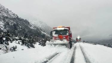 Los equipos viales trabajaron ayer en el despeje de la ruta 40 que vuelve a ser cortada al tránsito nocturno. Foto: gentileza