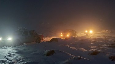 Con el apoyo de varios vehículos se logró llegar hasta el campo. (Foto: gentileza)
