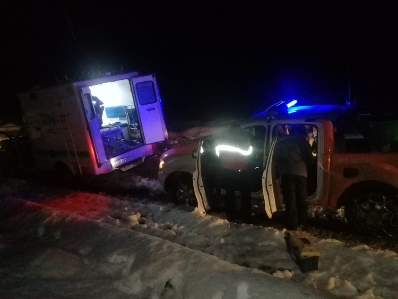 La ambulancia del hospital y vehículos del municipio de Pilcaniyeu fueron al encuentro de la joven accidentada. (Foto: gentileza)