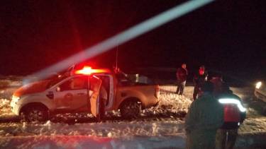 En dos vehículos, personal de Defensa Civil llegó hasta un sector donde logro encontrarse con la familia. (Foto: gentileza)