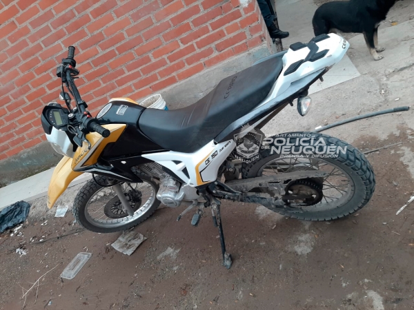 Tras una persecución, la Policía de Neuquén secuestró una motocicleta robada. El conductor escapó a pie, luego de abandonar el vehículo. (Foto: Gentileza).