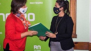 La intendenta de Valcheta, Yamila Direne, firmó el martes en San Antonio. (Foto: Gentileza)