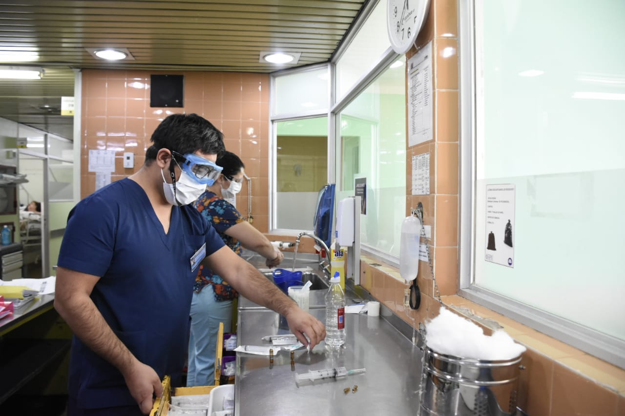 El personal de salud es considerado esencial durante la pandemia del nuevo coronavirus. Foto Florencia Salto.