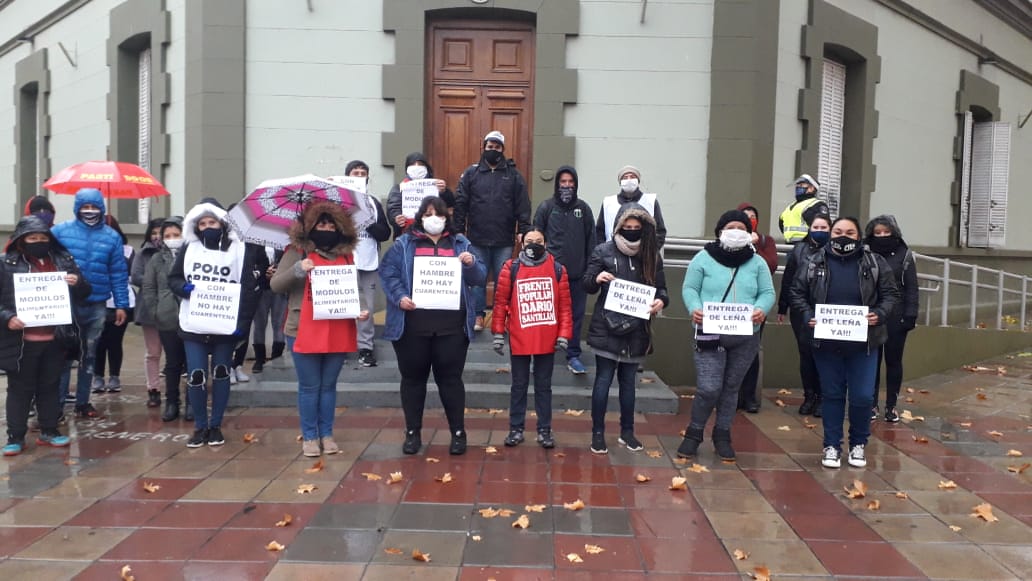 Organizaciones sociales reclamaron por la entrega de módulos alimentarios y leña, frente a Casa de Gobierno, en Neuquén.