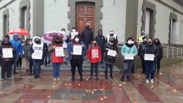 Organizaciones sociales reclamaron por la entrega de módulos alimentarios y leña, frente a Casa de Gobierno, en Neuquén.