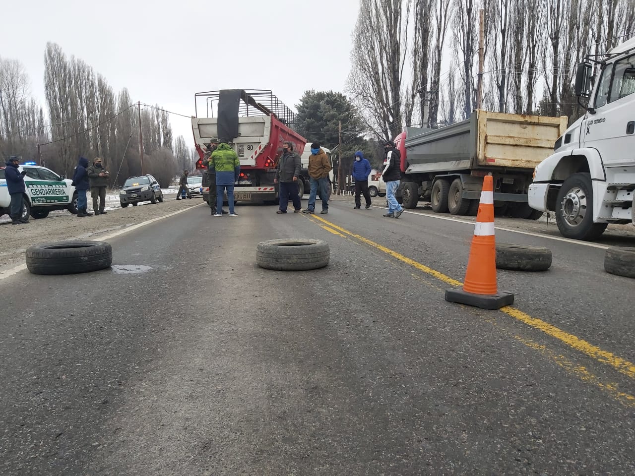 Los contratistas cortaron las Rutas 40 y 61 en Junín de los Andes. (Gentileza Info Los Andes).-