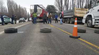 Los contratistas cortaron las Rutas 40 y 61 en Junín de los Andes. (Gentileza Info Los Andes).-