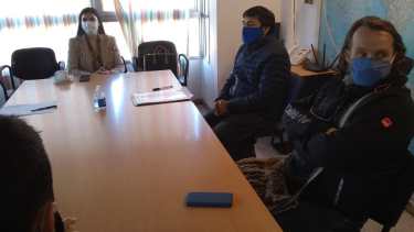 Los gremios se reunieron con el Provincia por su rechazo al pago en cuotas del aguinaldo. (Gentileza Radio Unco Calf).-