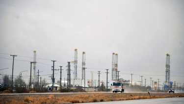 Las torres de perforación inactivas pueden verse al costado de la Autovía Norte en el Parque Industrial de Neuquén.  Foto: Yamil Regules. 