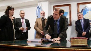 Gutiérrez durante la jura del único vocal del tribunal nominado por él: Germán Busamia. Ahora deberá cubrir una segunda vacante. Foto archivo.