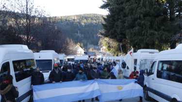 Los comerciantes y operadores turísticos de San Martín de los Andes se manifestaron buscando respuestas ante la crisis por la que atraviesa el sector. (Foto: Gentileza  Florencia Piscicelli)