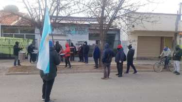 Trabajadores de la Uocra de Regina se movilizaron para respaldar al delegado gremial de Regina. (Foto Néstor Salas)