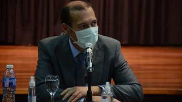 El gobernador anuncia un plan de reactivación comercial. Foto archivo: Yamil Regules.