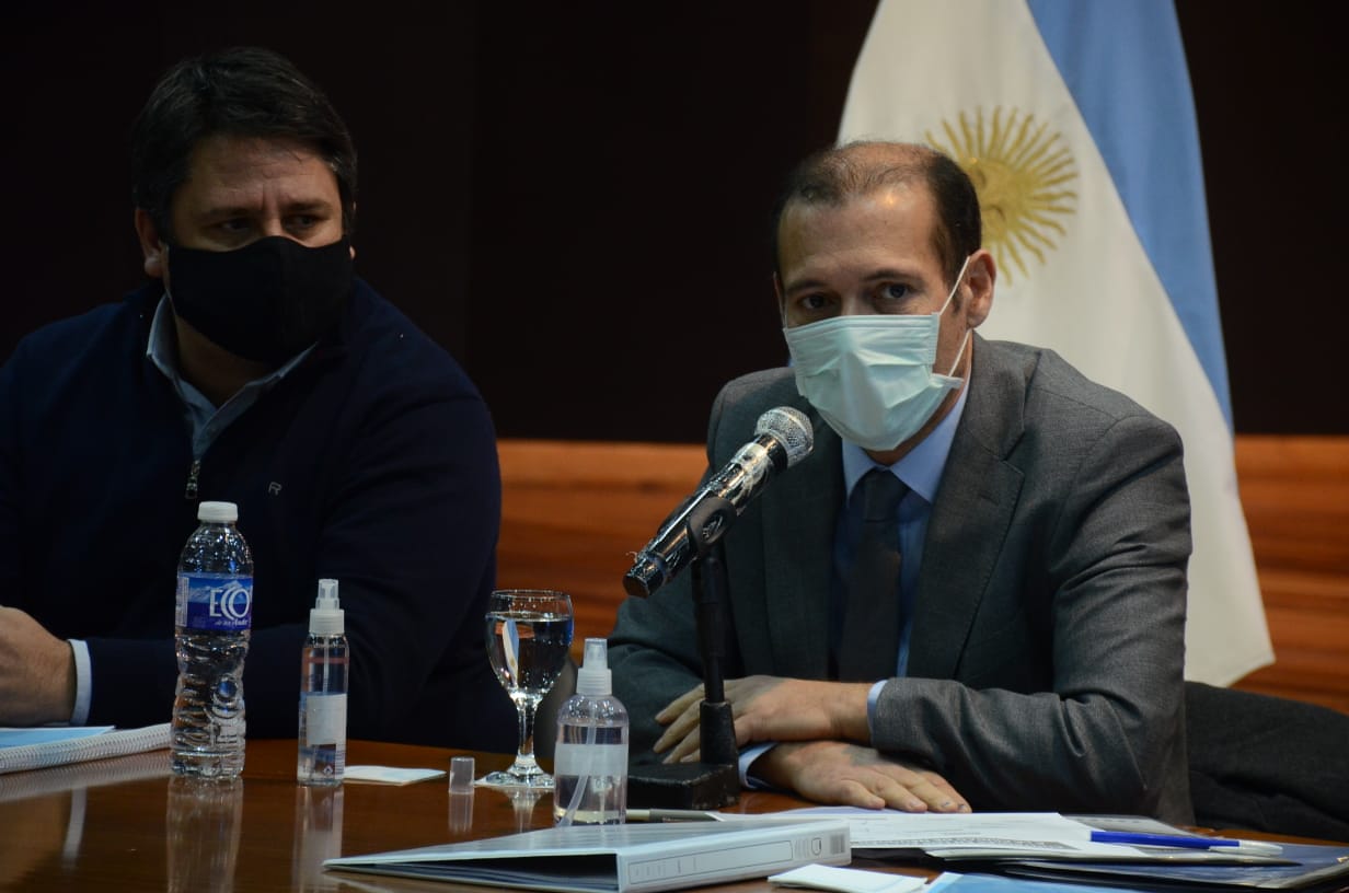 El intendente Mariano Gaido y el gobernador Omar Gutiérrez, durante una conferencia el martes. Foto: Yamil Regules.