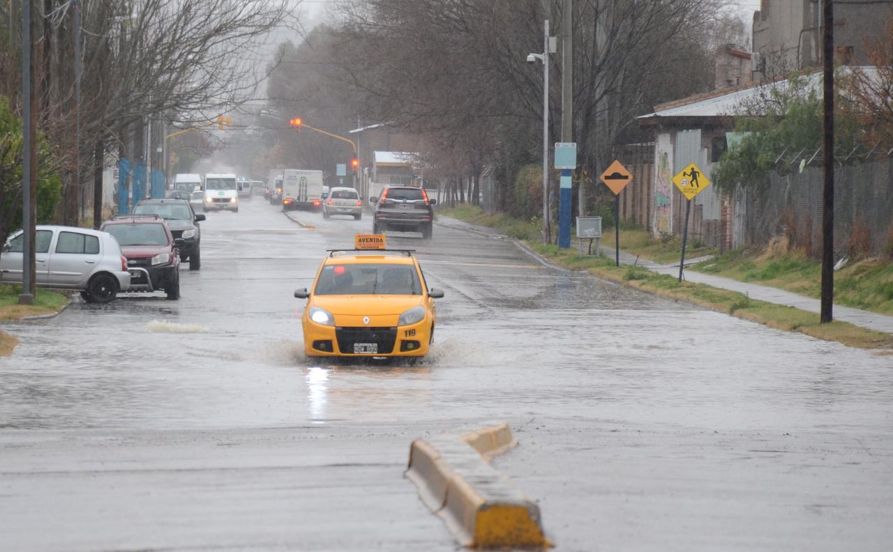 Las intensas lluvias de la semana pasada provocaron la anegación de calles en Neuquén Capital. Foto: archivo Yamil Regules.
