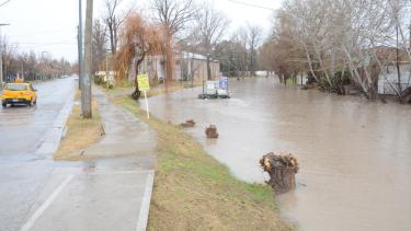 Los barrios de la zona baja de Neuquén comenzaron a bajar, en algunos casos, hasta eun 30% del agua acumulada (foto Yamil Regules)