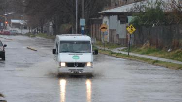 El arroyo Durán está evacuando la lluvia al pelo máximo de su caudal, por eso las calles del bajo están anegadas (foto Yamil Regules)