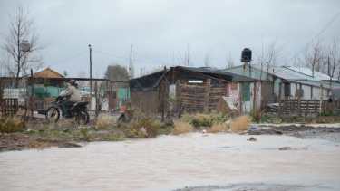 Las calles de Colonia Nueva Esperanza durante la lluvia (Yamil Regules)