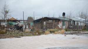 Reparación de calles de ripio y roturas sobre el asfalto tras la lluvia en Neuquén