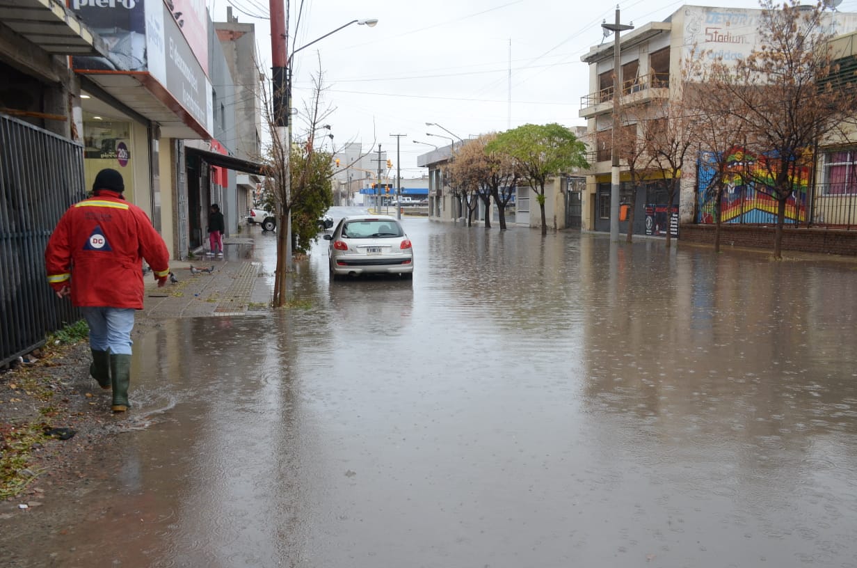 Calles del bajo inundadas y canales desbordados marcaron la primera jornada de lluvia en Neuquén. (Yamil Regules).-