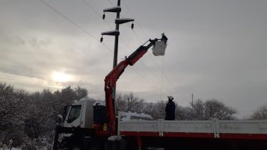 Operarios del EPEN batallan contra el temporal para restablecer el suministro de la línea de Piedra del Águila. (Gentileza).-