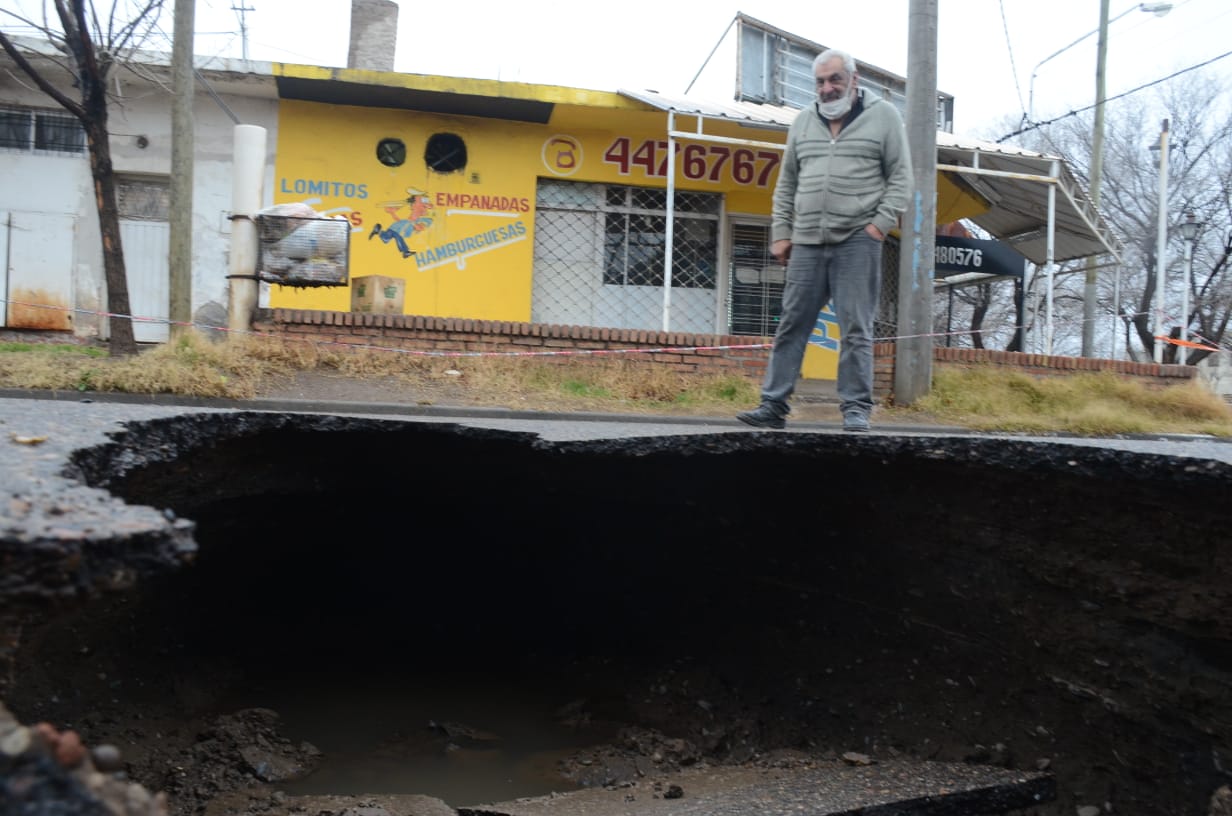 En la calle Lanin se produjo un gran socavón por un tramo cloacal que cedió, hoy fue en Copahue y Olascoaga ( foto Yamil Regules).-
