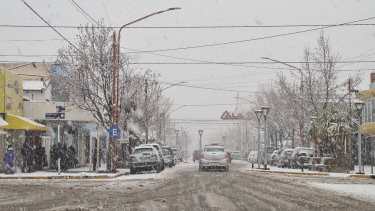 En una jornada cubierta de nieve, Cutral Co sumó nueve casos de coronavirus. (Andrea Vázquez).-