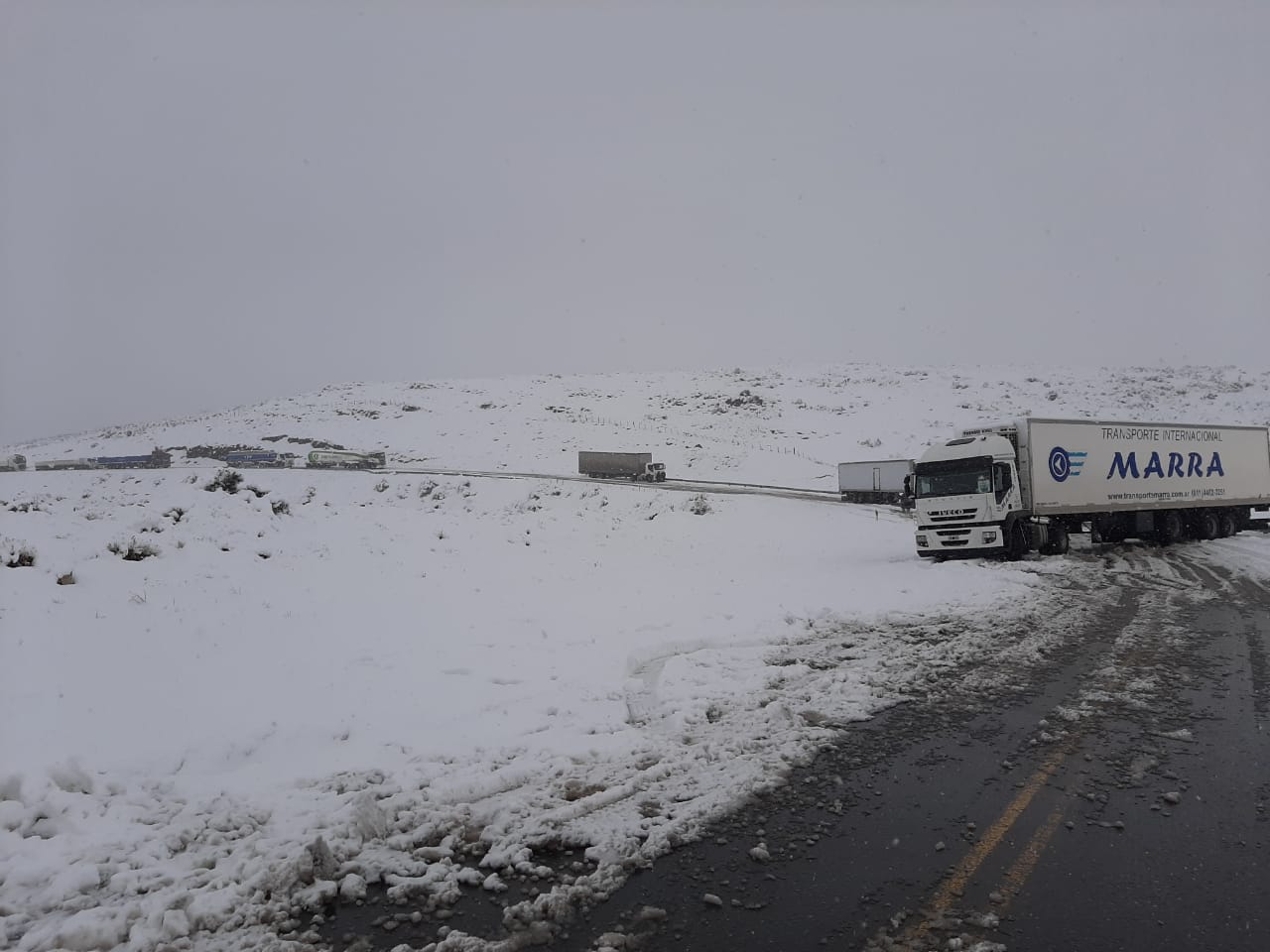 El reclamo de los camioneros varados por la nieve: «Despejen las rutas»