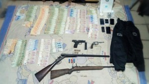 Drogas, armas y dos detenidos en diversos allanamientos en Viedma