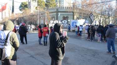 Todas las organizaciones sociales se unieron en una marcha a la Casa de Gobierno. (Yamil Regules).-