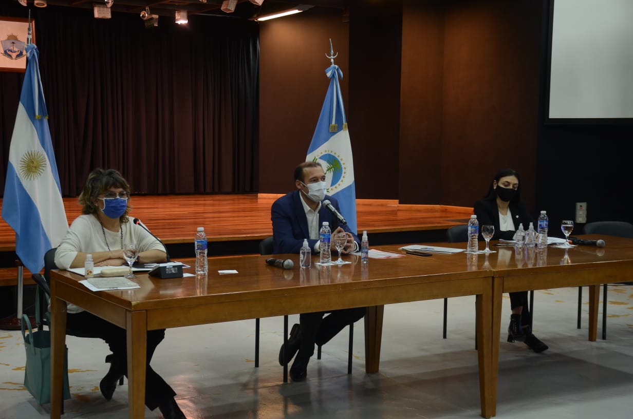 La ministra Storioni (Eduación), el gobernador Gutiérrez y la ministra Peve (Salud) en la presentación del operativo para la vuelta a clases. (Yamil Regules).-