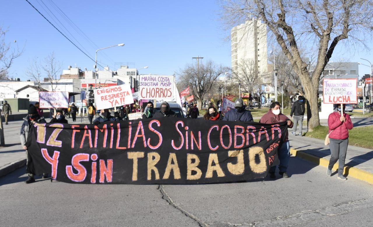 Los trabajadores de Expreso Argentino se movilizaron semanas atrás a la zona de los puentes Neuquén-Cipolletti . Foto: archivo Florencia Salto).-